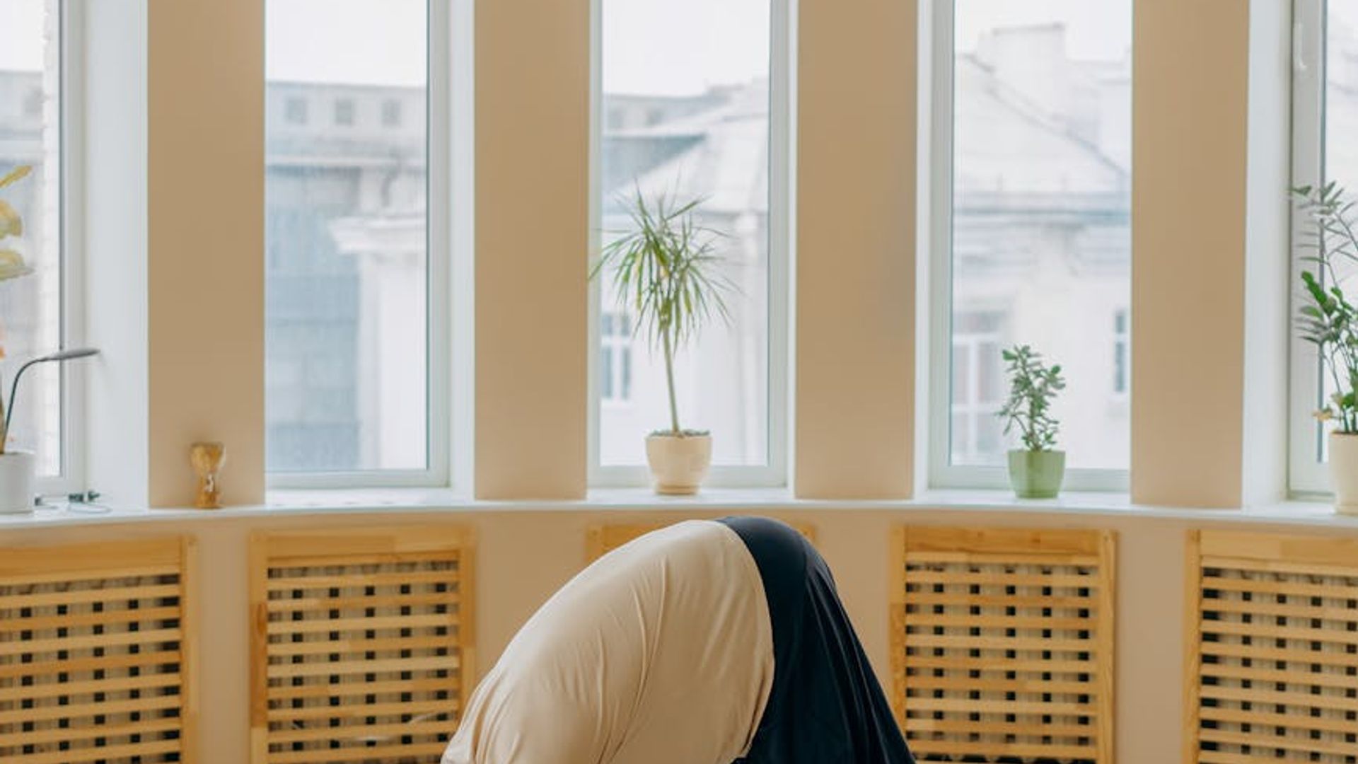 Calm and spacious room with soft light suitable for yoga practice.